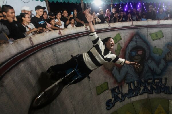 Daredevil biker stuns Indonesia’s night fair crowd with fearless stunts | Women