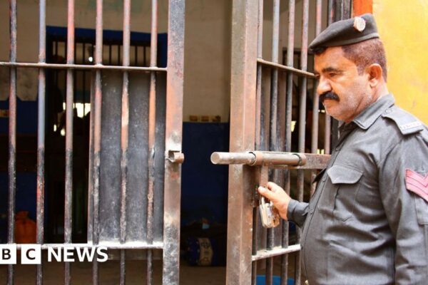 More than 200 inmates escape Pakistan jail after earthquake